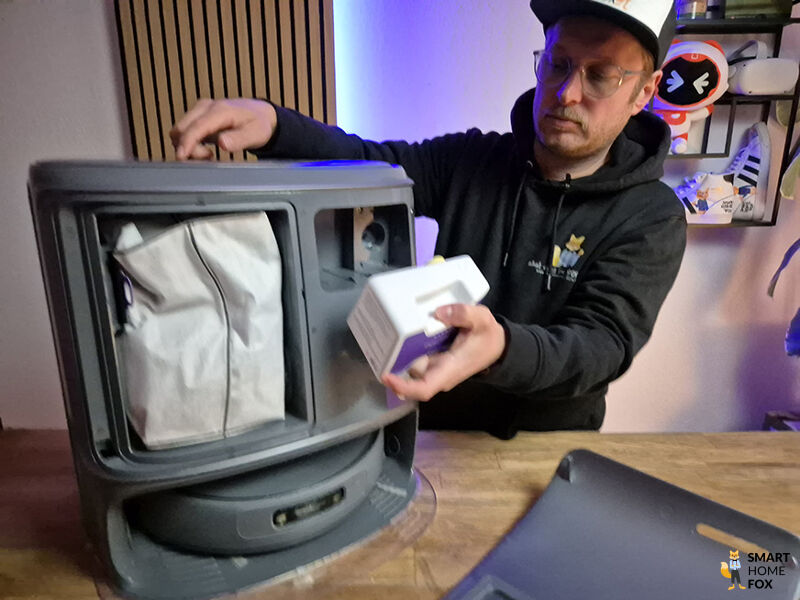 Die Reinigungsmittelkartusche in der Station des Narwal Freo Z10 Ultra.